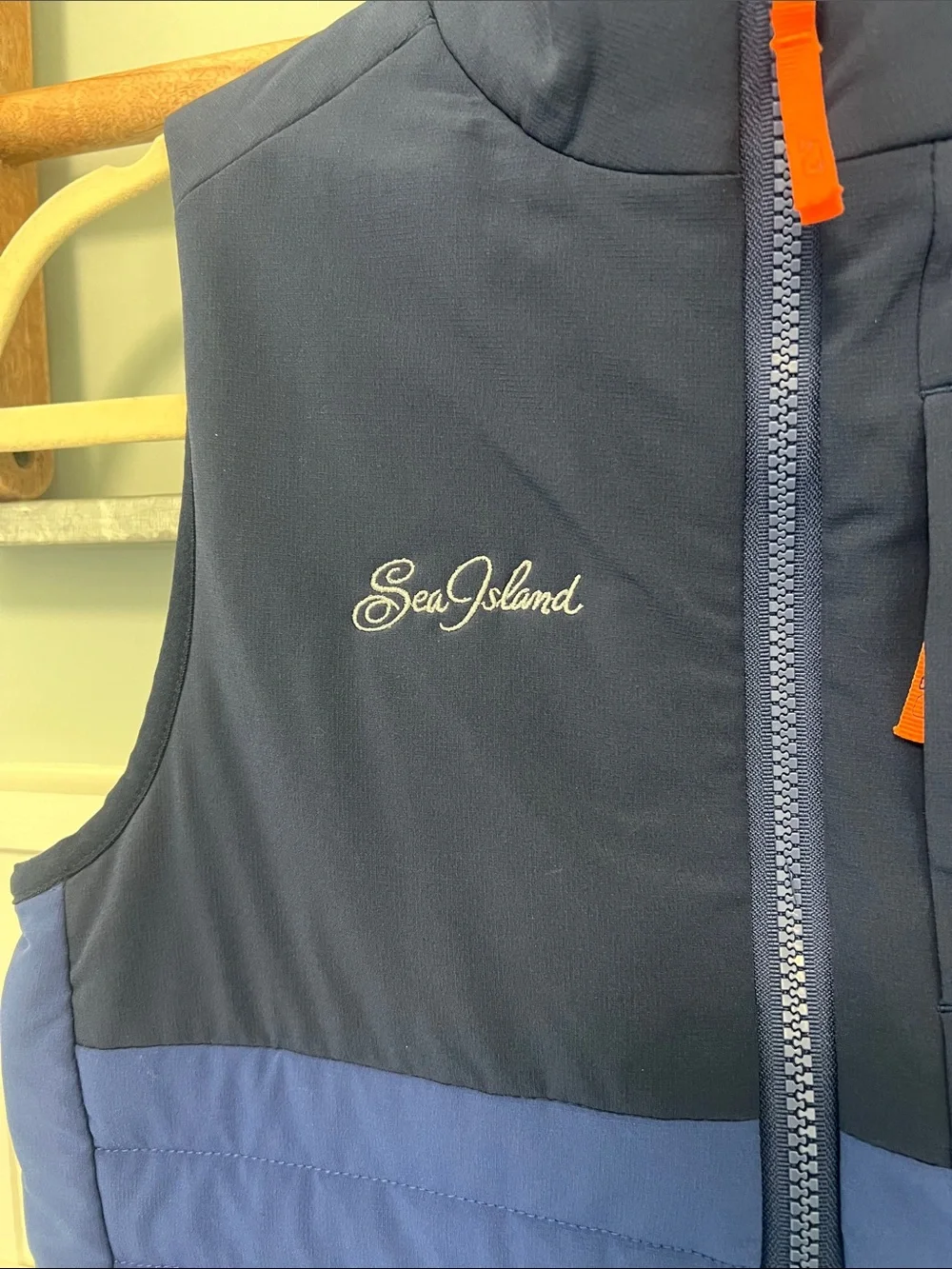 Boys Vinyard Vines light puffer vest Sea Island logo size Medium marine air vest